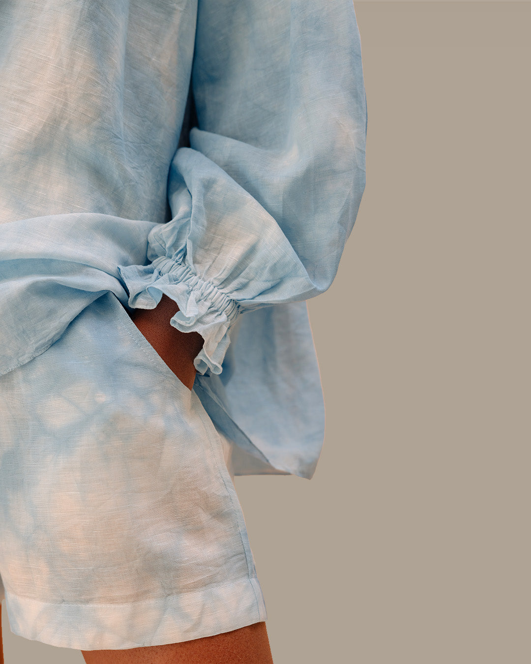 Camicia tie-dye in voile di lino e cotone blu maiolica